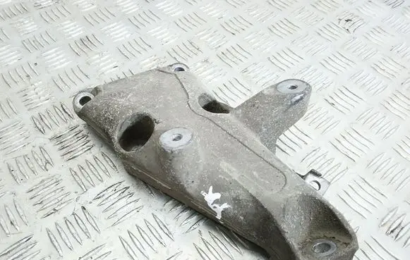 Engine mounting bracket