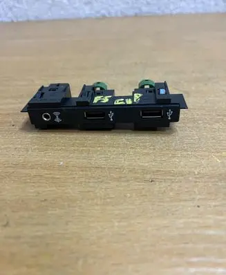 Volkswagen PASSAT B8 AUX in-socket connector 5Q0035724 F5638