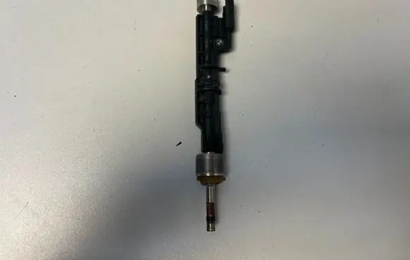 BMW M5 F90 Fuel injector 7852362