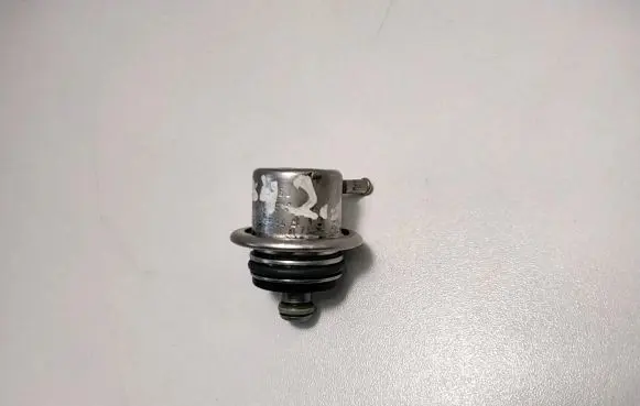 Volkswagen PASSAT B5 Fuel pressure regulator 078133534A 028016051R