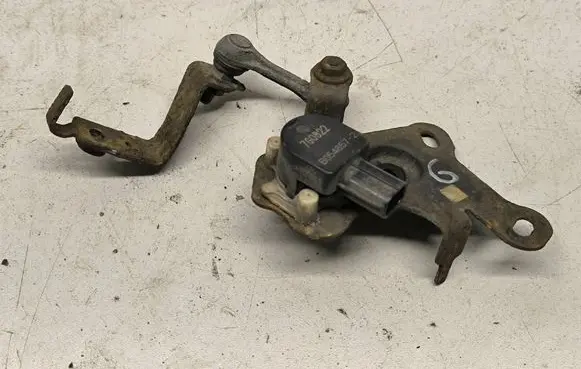 Toyota Avensis T270 Rear air suspension level height sensor B0548572 7G0822