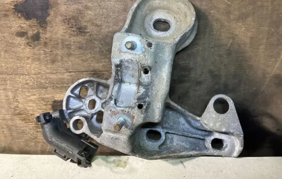 Audi A4 S4 B6 8E 8H Engine mounting bracket 8E0199352F