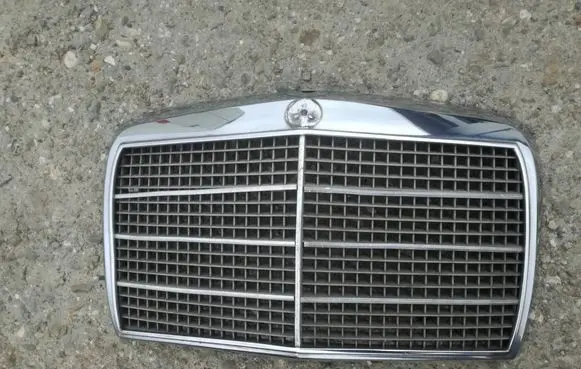 Mercedes-Benz COMPAKT W115 Front grill 1158880315