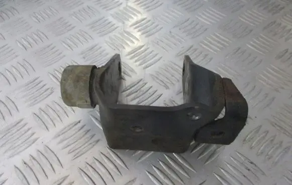 Toyota Avensis T220 Engine mounting bracket