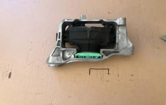 Engine mount vacuum valve