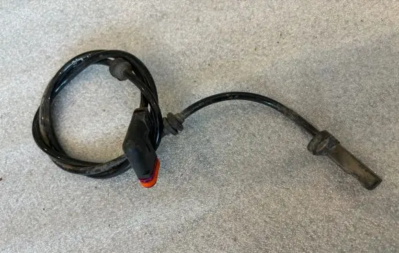 Mercedes-Benz C W204 ABS rear brake sensor A2045400317 2045400317