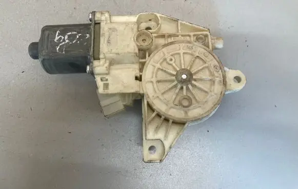 Mercedes-Benz C W204 Front door window regulator motor A2048200142