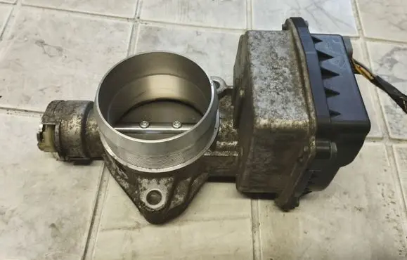 Peugeot 407 Throttle valve 408239827001 408239827001Z
