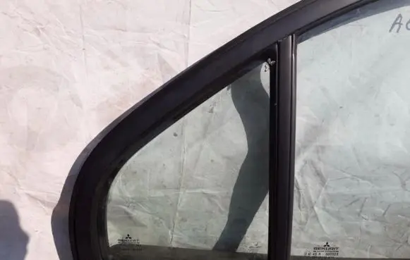 Rear vent window glass