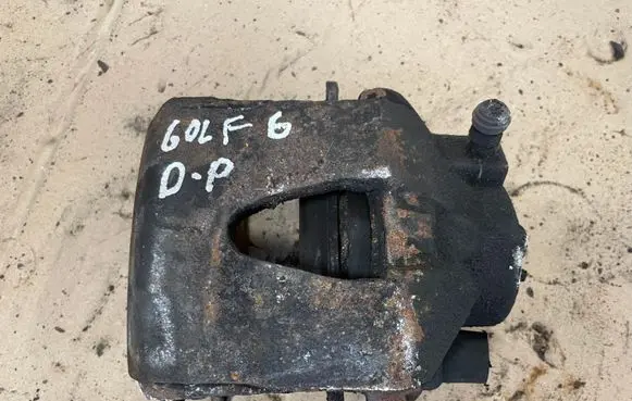 Volkswagen Golf VI Front brake caliper