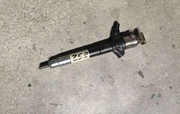 Toyota Corolla Verso AR10 Fuel injector 23670-0R180