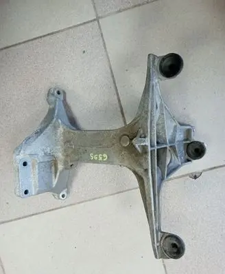 Engine mounting bracket