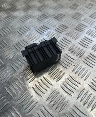 Opel Astra J Glow plug pre-heat relay 55557761 51299045
