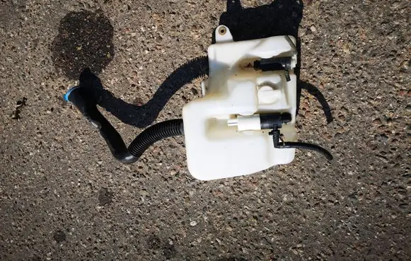 Land Rover Discovery 3 - LR3 Lamp washer fluid tank 