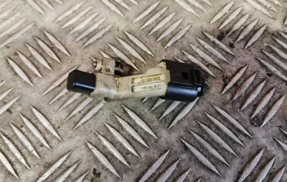 Volkswagen PASSAT B7 Crankshaft position sensor 03C906433A