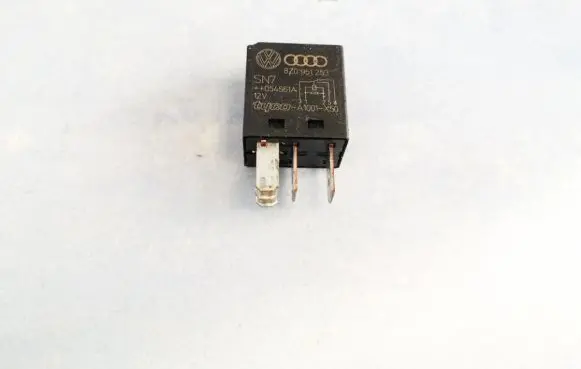 Volkswagen PASSAT B5 Other relay 8z0951253