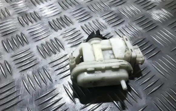 Volkswagen PASSAT B4 Central locking vacuum pump 3a0862153