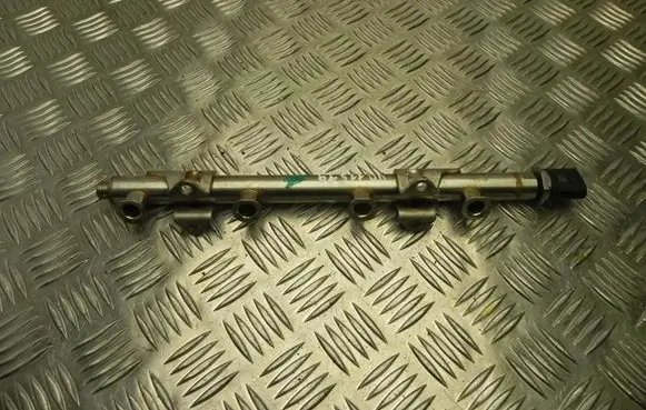 Audi A3 S3 8V Fuel distributor 04E133320D VD11519