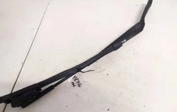 Volkswagen Golf V Front wiper blade arm