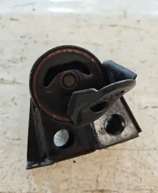 Nissan X-Trail T30 Engine mount bracket