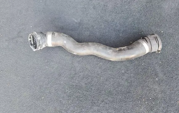 Engine coolant pipe/hose