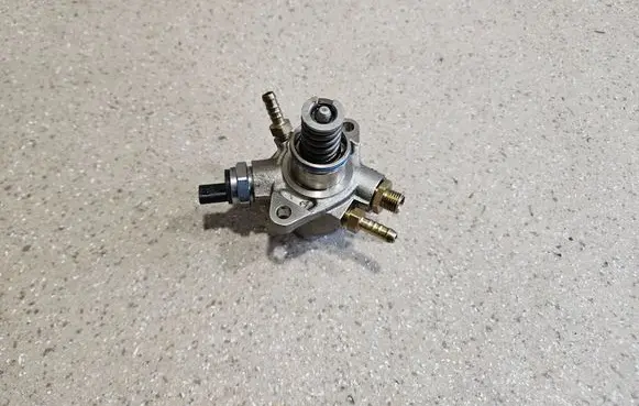 Audi A8 S8 D4 4H Fuel injection high pressure pump 079127025T