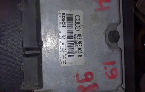 Volkswagen PASSAT B5.5 Engine control unit/module 038906018R 0281001726 28SA3407