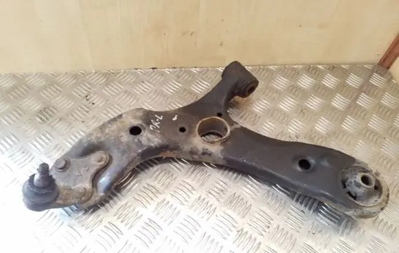 Toyota Avensis T270 Front lower control arm/wishbone