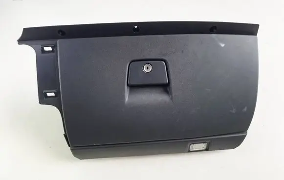 Volvo V50 Glove box