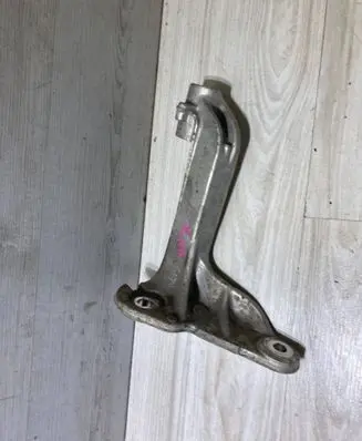 Engine mounting bracket