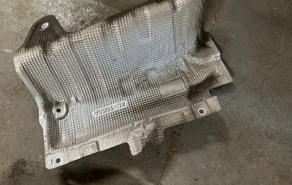 Engine bonnet/hood sound/heat insulation
