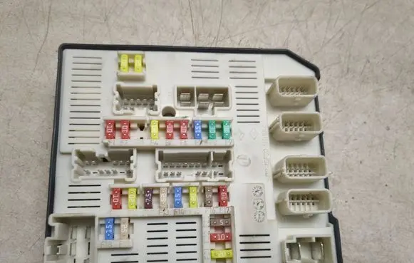Renault Megane III Fuse module 284B61871R 519339402 9634942121