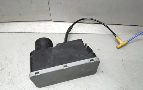 Volkswagen PASSAT B4 Central locking vacuum pump 1H0962257