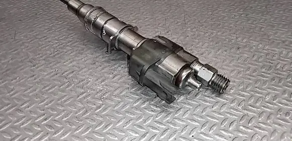 BMW 3 E90 E91 Fuel injector 7589048 10181010