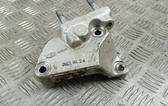 Hyundai Kona I Engine mounting bracket