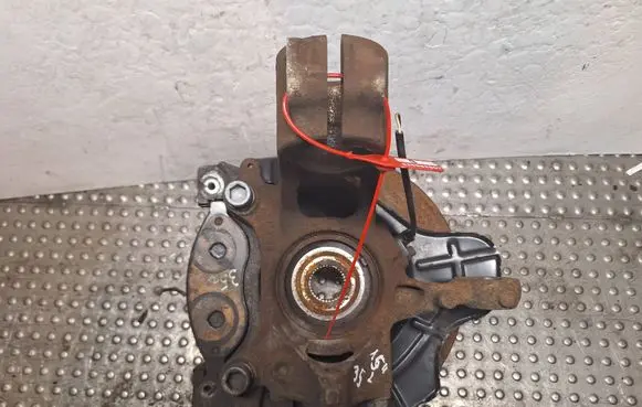 Front wheel hub spindle knuckle