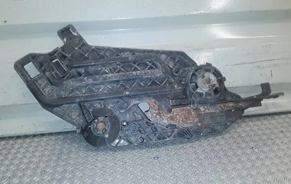 Skoda Octavia Mk2 (1Z) Headlight/headlamp mounting bracket 17035201