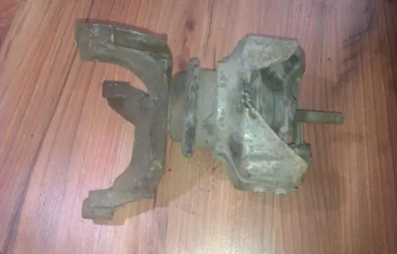 Mazda Xedos 6 Engine mount bracket