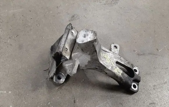 Engine mounting bracket