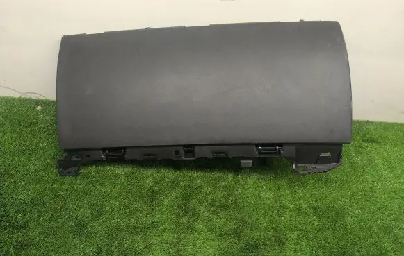 Tesla Model 3 Glove box T0529088