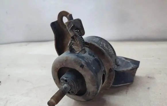 KIA Carens II Engine mount bracket