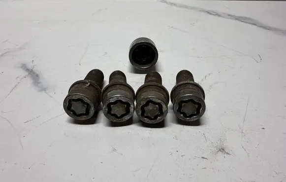 Mercedes-Benz A W176 Anti-theft wheel nuts and lock