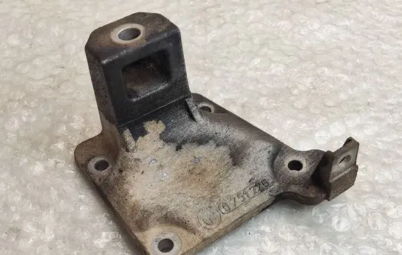 BMW 5 E39 Engine mounting bracket 6751226