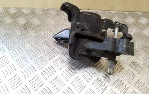 Toyota Avensis T270 Engine mount bracket