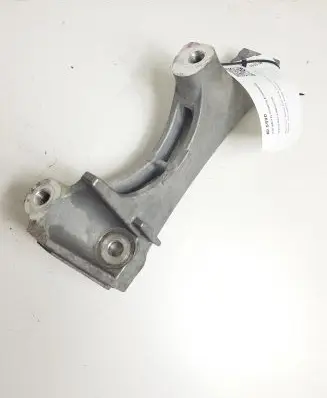Toyota RAV 4 (XA50) Engine mounting bracket