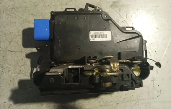 Volkswagen Phaeton Front door lock 3D1837015