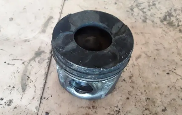 Chrysler Voyager Piston 4443