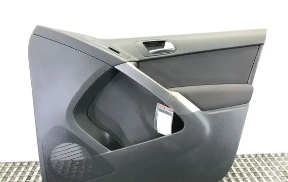 Volkswagen Tiguan Front door card panel trim