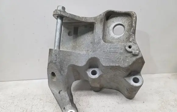 Volvo XC60 Engine mounting bracket 31401633