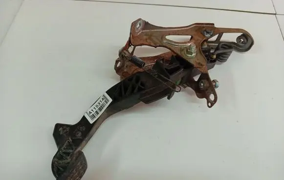 Toyota Yaris Clutch pedal